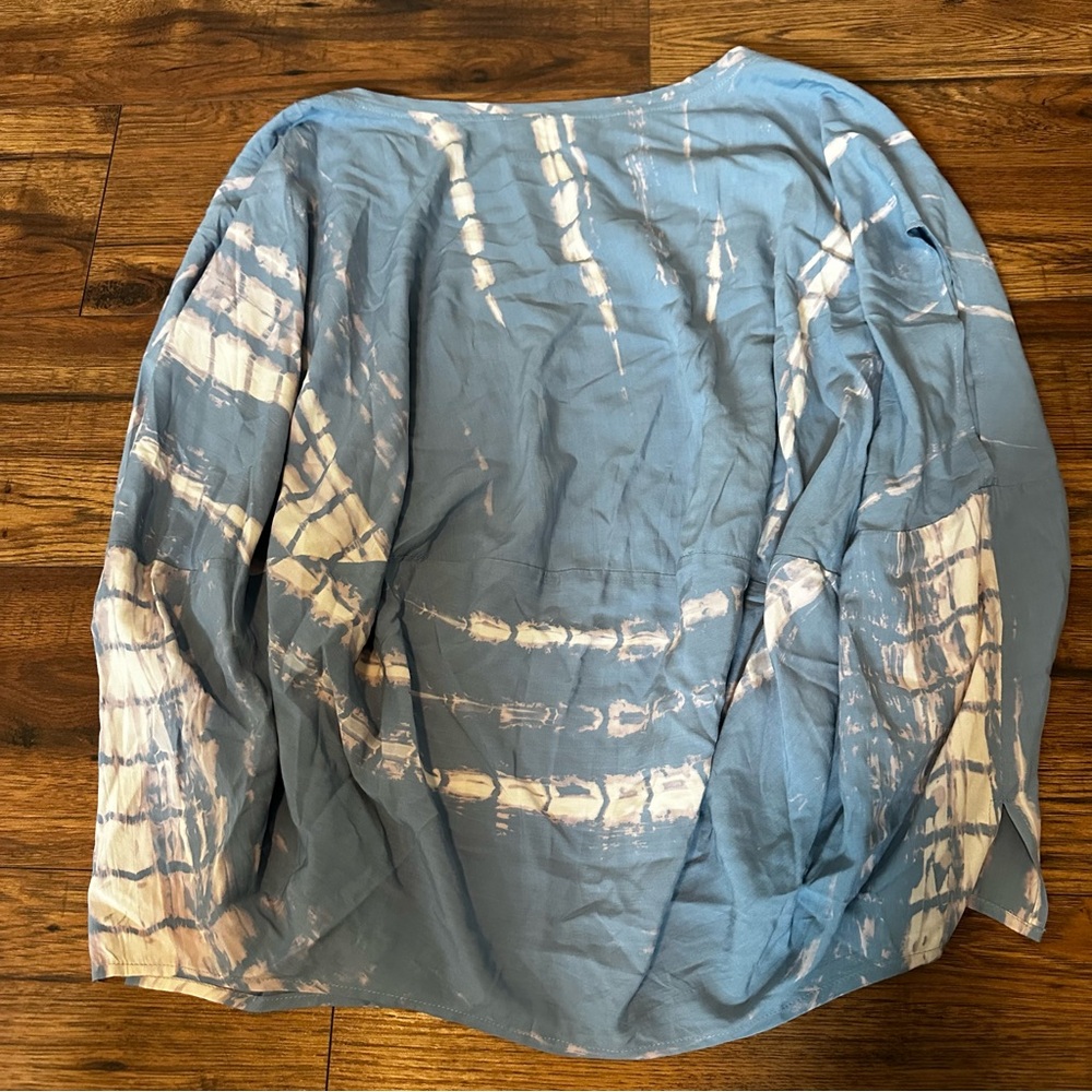 Jodifl blue tie-dye sleeveless scoop-neck rayon blouse soft blue and white Small
